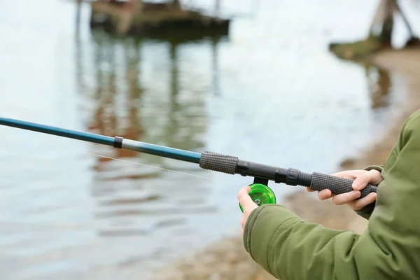 Liten Pojke Fiske Floden Närbild — Stockfoto