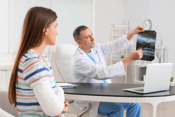 Young Woman Broken Arm Visiting Doctor Clinic — Stock Photo, Image