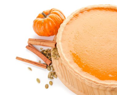 Beyaz arka planda lezzetli balkabağı turtası