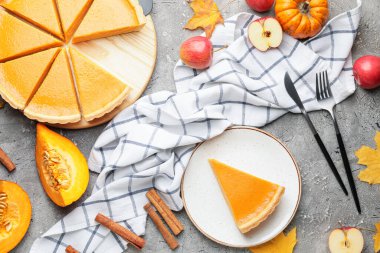 Gri arka planda lezzetli balkabağı turtasıyla kompozisyon