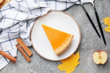 Gri arka planda lezzetli balkabağı turtasıyla kompozisyon