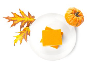 Beyaz arka planda lezzetli balkabağı turtası parçaları