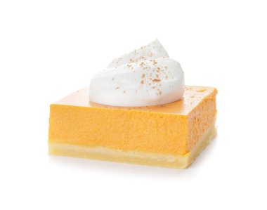 Beyaz arkaplanda lezzetli balkabağı turtası