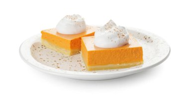 Beyaz arka planda lezzetli balkabağı turtası parçaları