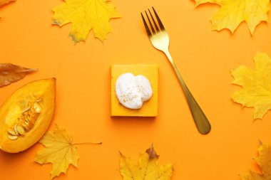 Renkli balkabağı turtasıyla sonbahar kompozisyonu