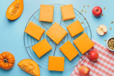 Renkli balkabağı turtası parçaları