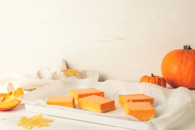 Masada lezzetli balkabağı turtası olan tepsi