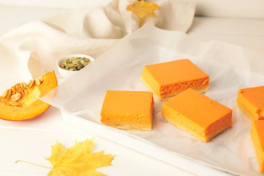 Masada lezzetli balkabağı turtası olan tepsi