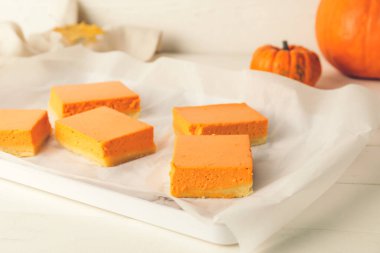 Masada lezzetli balkabağı turtası olan tepsi