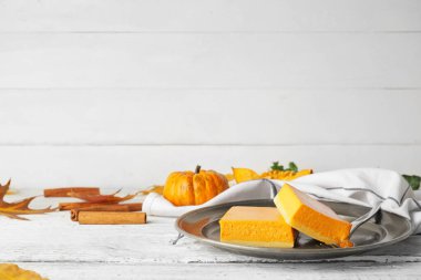 Tabakta lezzetli balkabağı turtası var.