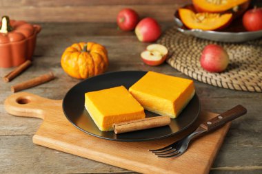 Tabakta lezzetli balkabağı turtası var.