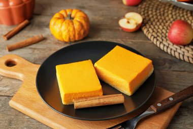 Tabakta lezzetli balkabağı turtası var.