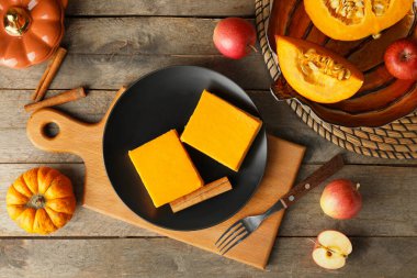 Tabakta lezzetli balkabağı turtası var.