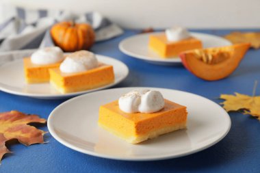 Masada lezzetli balkabağı turtası ile tabak.