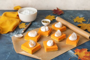 Masada lezzetli balkabağı turtası parçaları