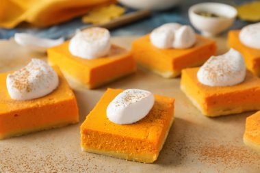 Masada lezzetli balkabağı turtası parçaları