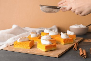 Lezzetli balkabağı turtası süsleyen kadın