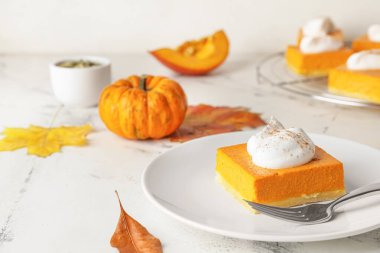 Masada lezzetli balkabağı turtası ile tabak.