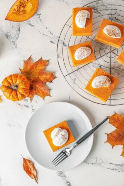 Masada lezzetli balkabağı turtası parçaları