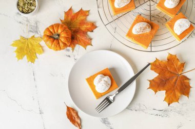 Masada lezzetli balkabağı turtası parçaları