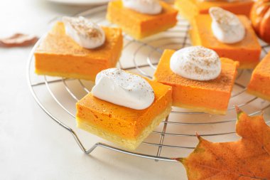 Masada lezzetli balkabağı turtası parçaları