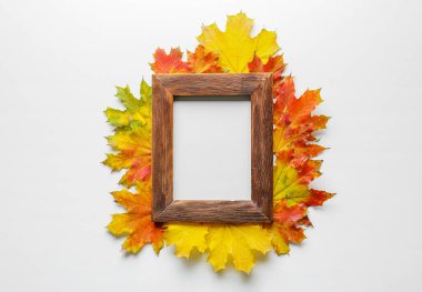Beyaz arkaplanda yaprakları ve boş çerçevesi olan güzel sonbahar kompozisyonu