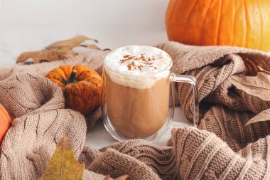 Masada bir fincan kabaklı kapuçino.