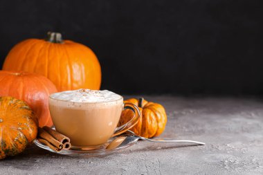 Masada bir fincan kabaklı kapuçino.
