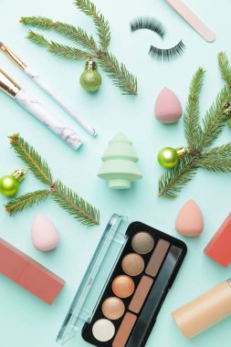 Renk arkaplanında kozmetik ürünleri olan Noel kompozisyonu