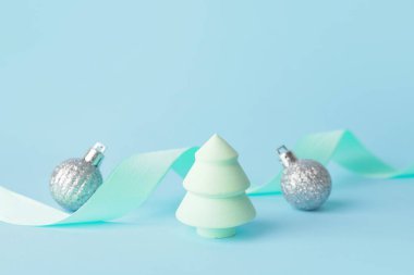 Renkli arka planda Noel dekoru ve makyaj süngeri