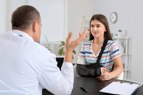 Junge Frau Mit Gebrochenem Arm Besucht Arzt Klinik — Stockfoto