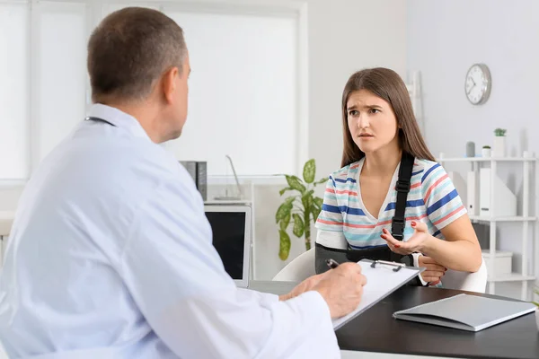 Young Woman Broken Arm Visiting Doctor Clinic — Stock Photo, Image