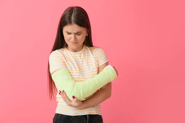 Giovane Donna Con Braccio Rotto Sfondo Colore — Foto Stock