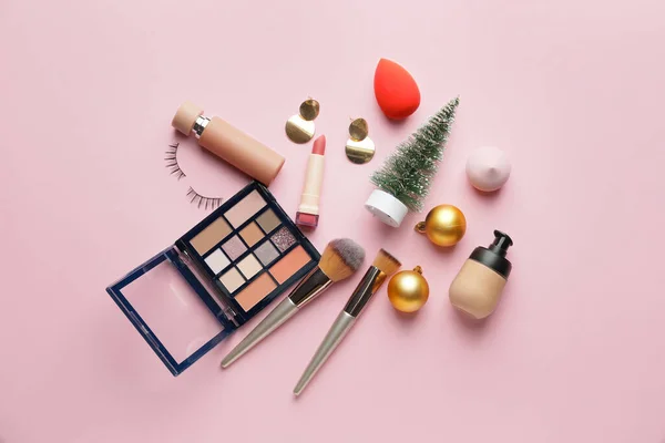 Weihnachtskomposition Mit Kosmetik Auf Farbigem Hintergrund — Stockfoto