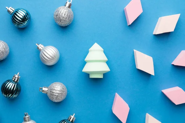 クリスマスボールと化粧スポンジの色の背景 — ストック写真