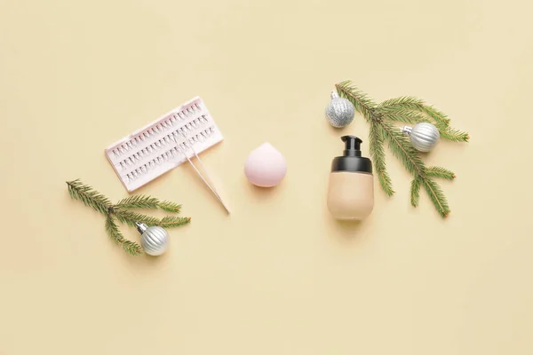 Jul Sammansättning Med Kosmetika Och Lösögonfransar Färg Bakgrund — Stockfoto