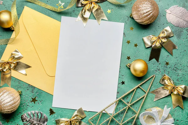 Krásná Vánoční Kompozice Prázdnou Kartou Obálkou Barevném Pozadí — Stock fotografie