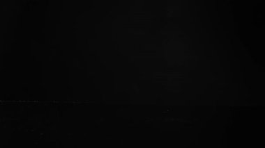 Uyuşturucu satıcısına siyah arka planda uyuşturucu veren kişi