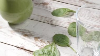 Lezzetli ıspanaklı smoothie 'yi sürahide bardağa dök.