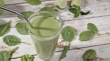 Masada bir bardak lezzetli ıspanaklı smoothie.