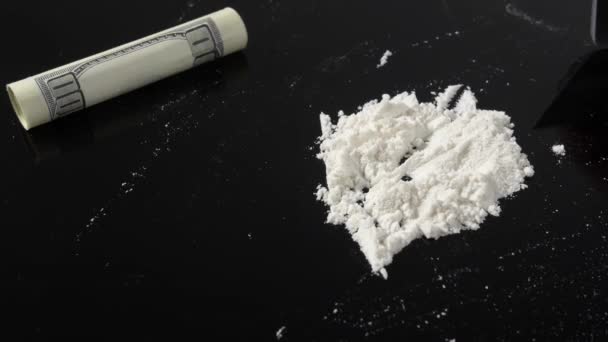 Drogenkonsument Bereitet Kokainpulver Zum Schnarchen Vor Nahaufnahme — Stockvideo