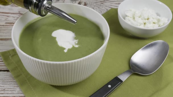 Femme Vinaigrette Savoureuse Soupe Crème Épinards Dans Bol Sur Table — Video