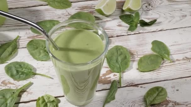 Ett Glas God Spenatsmoothie Bordet — Stockvideo