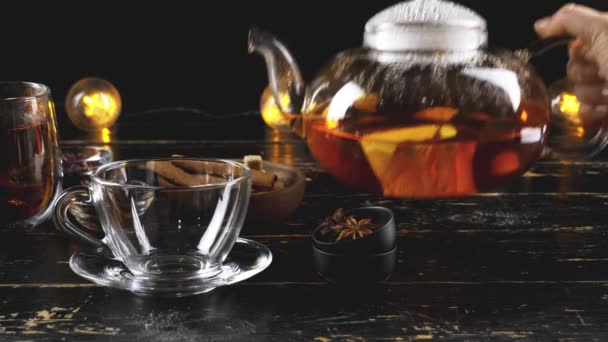 Ρίχνει Ζεστό Τσάι Γυάλινο Κύπελλο Στο Τραπέζι — Αρχείο Βίντεο