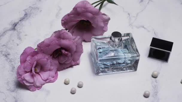 Bouteille Parfum Belles Fleurs Sur Fond Clair — Video