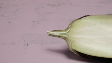 Renkli arka planda taze patlıcanın yarısı, yakın plan