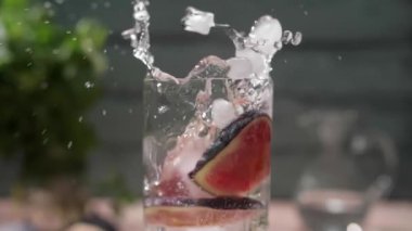 Bir bardak taze incirli limonata, arka planda bulanıklık, yakın plan.