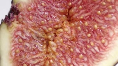 Dönen incir meyvesi parçası, yakın plan.