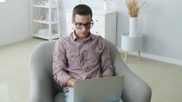 Hombre Joven Que Trabaja Ordenador Portátil Casa — Vídeos de Stock