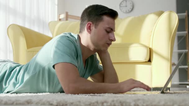Mladý Muž Pracuje Notebooku Doma — Stock video